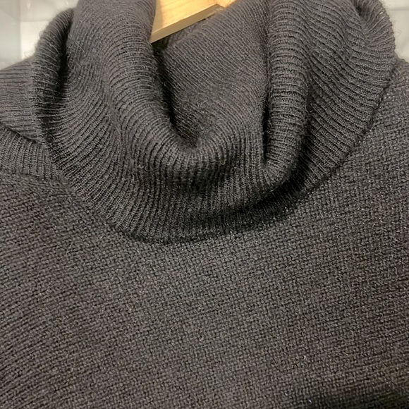 360 cashmere poncho sweater with sleeves. - Picture 4 of 5